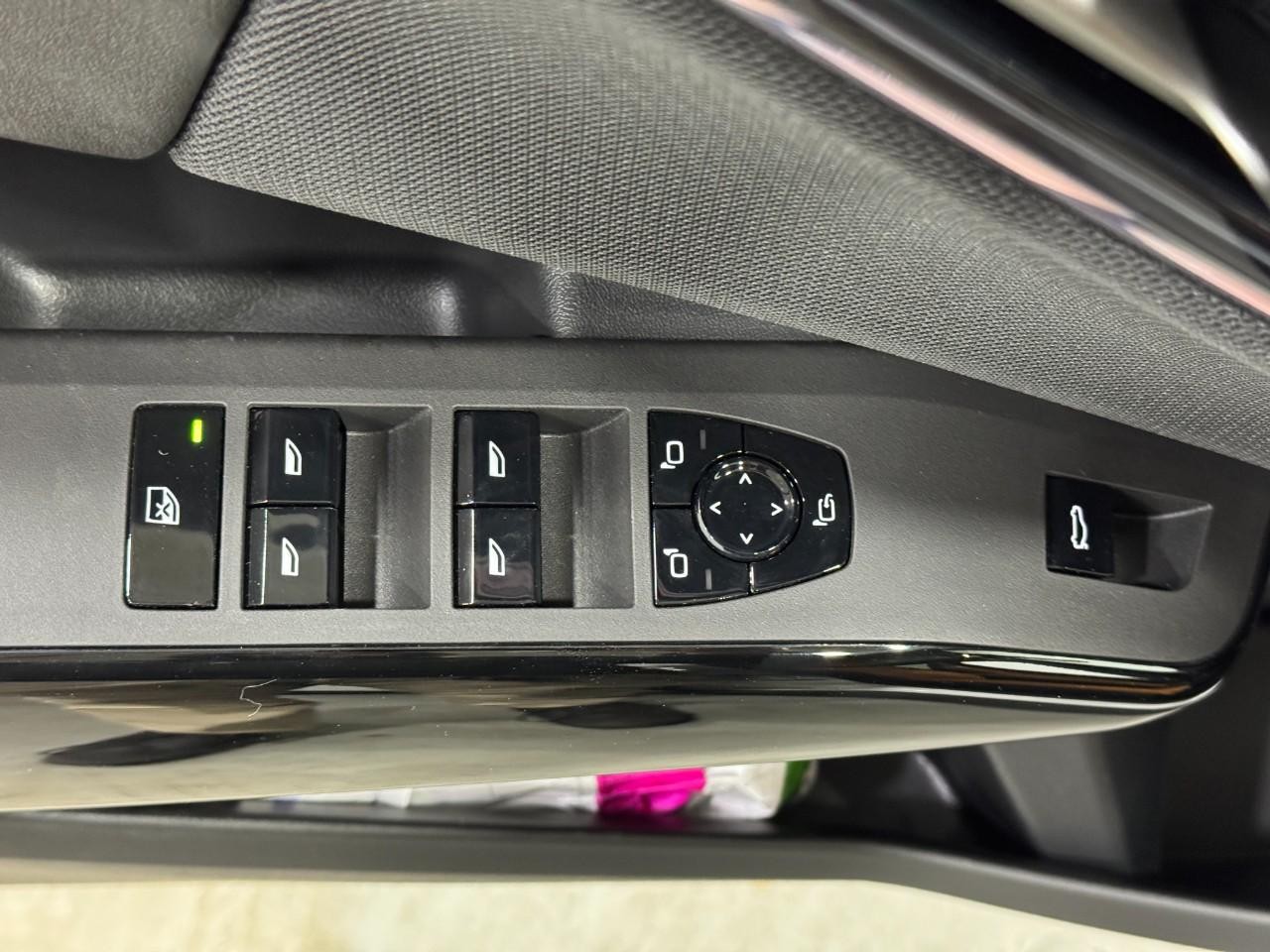 BMW X3 Vehicle Full-screen Gallery Image 25