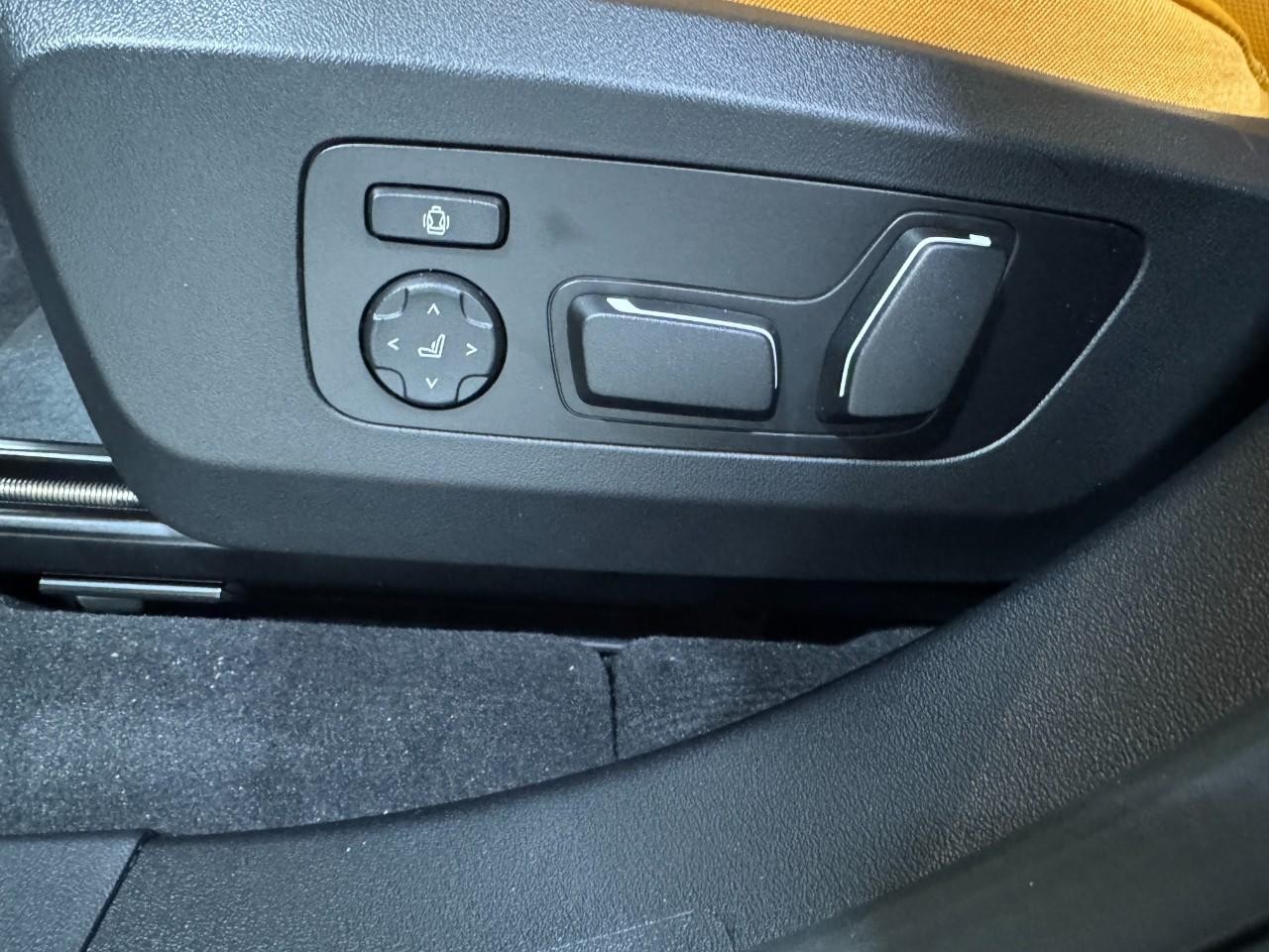 BMW X3 Vehicle Full-screen Gallery Image 28