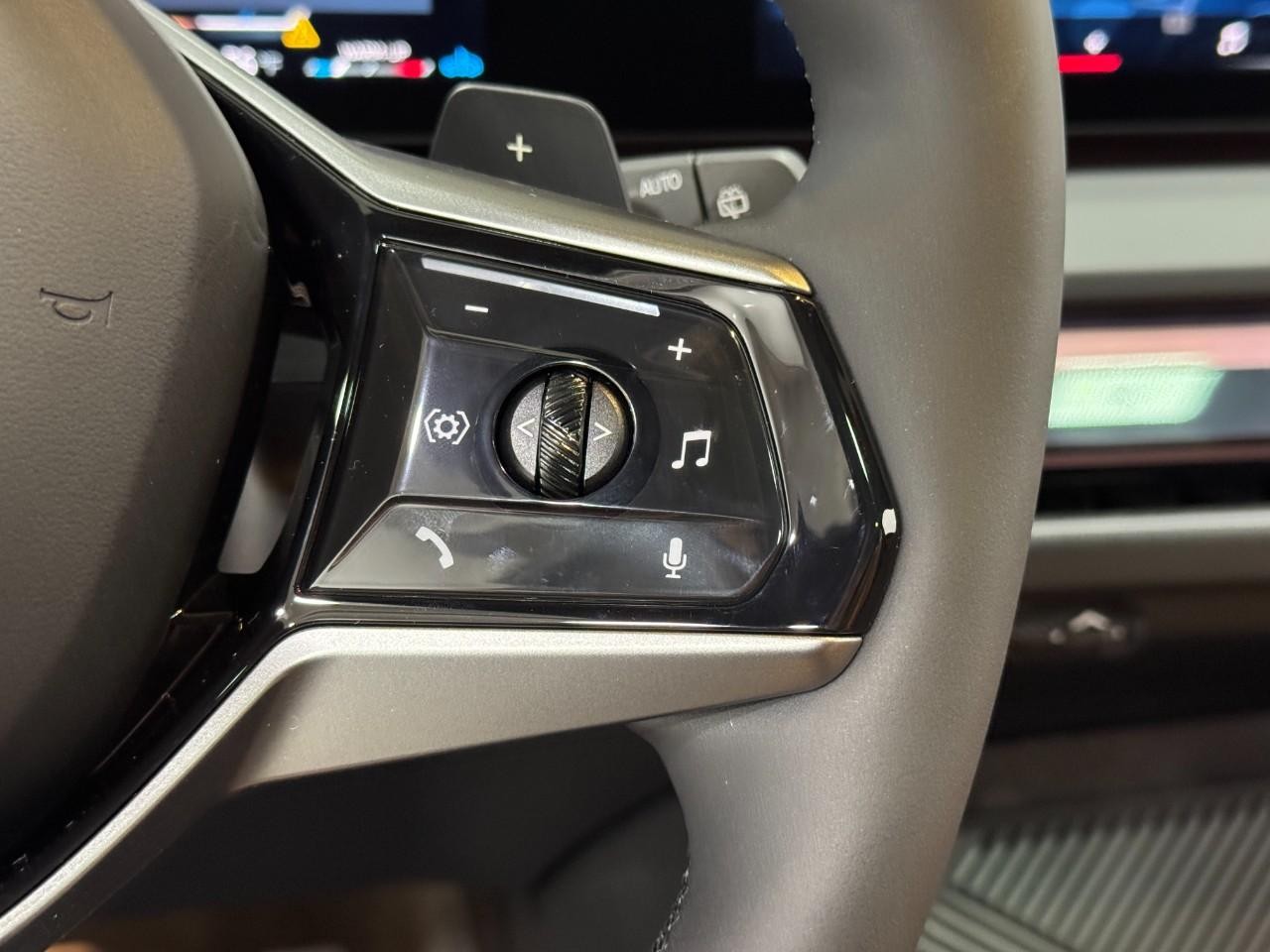 BMW X3 Vehicle Full-screen Gallery Image 30