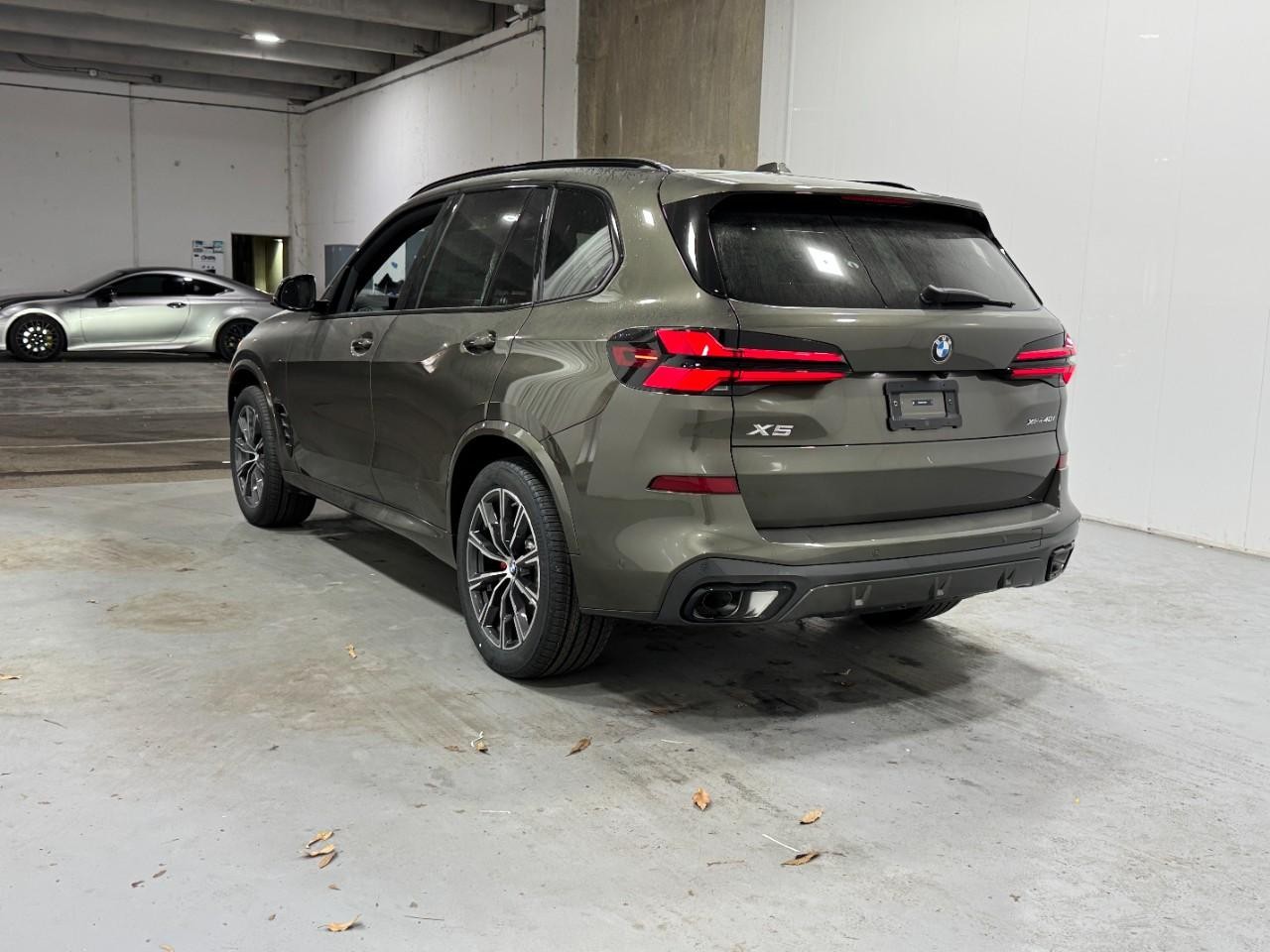 BMW X5 Vehicle Full-screen Gallery Image 3