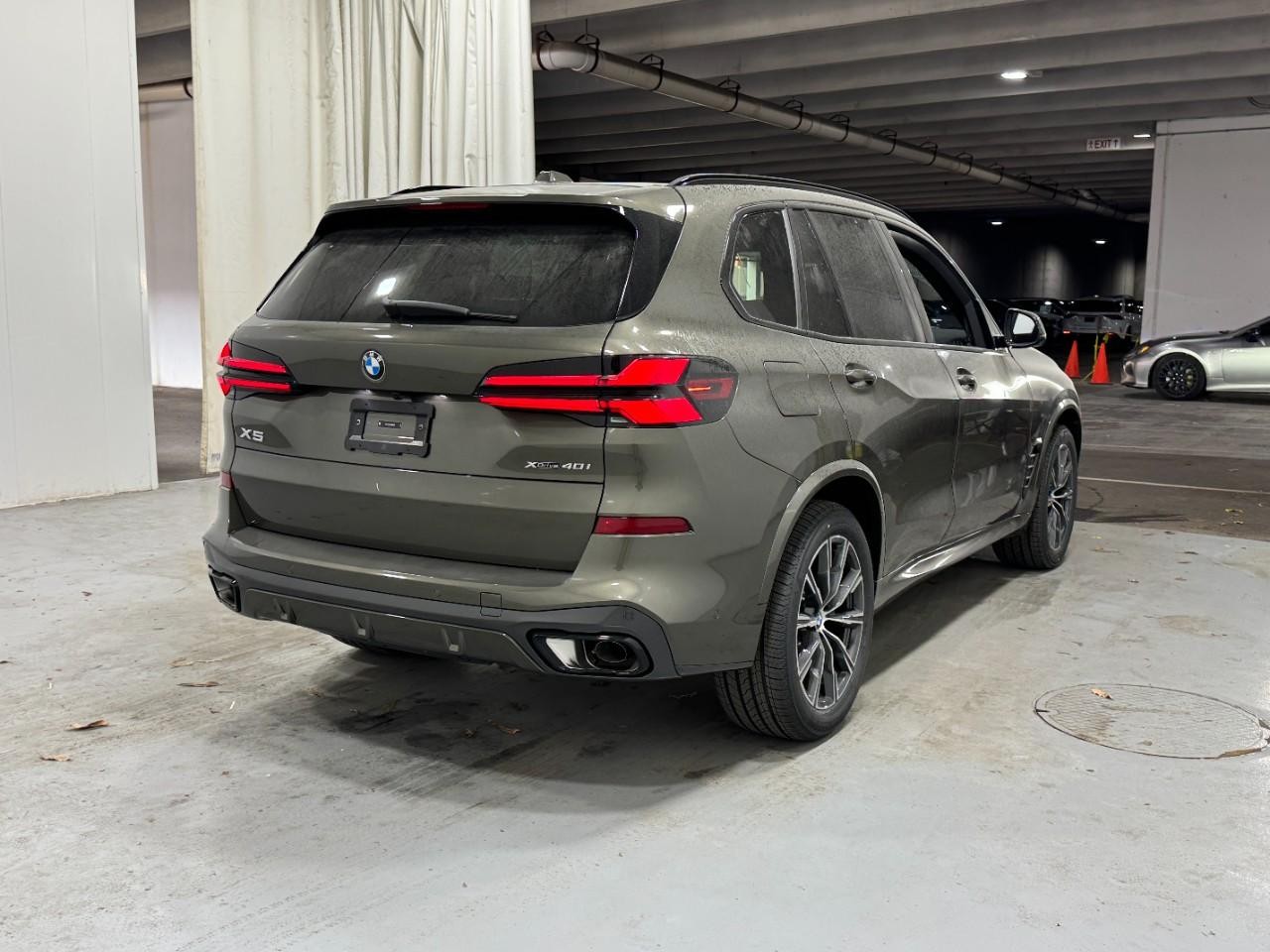 BMW X5 Vehicle Full-screen Gallery Image 4