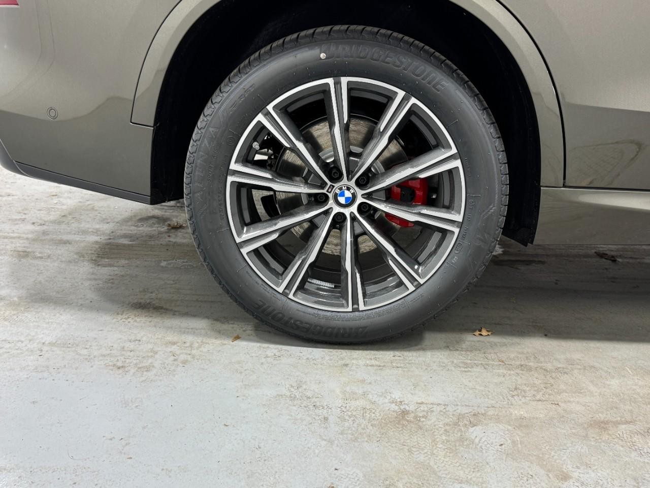 BMW X5 Vehicle Full-screen Gallery Image 5