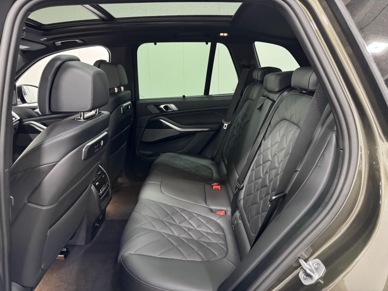 BMW X5 Vehicle Full-screen Gallery Image 8