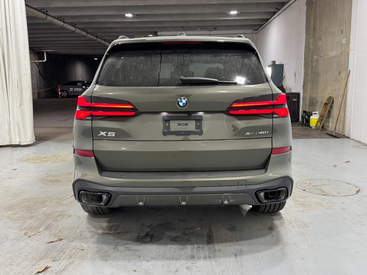 BMW X5 Vehicle Full-screen Gallery Image 9