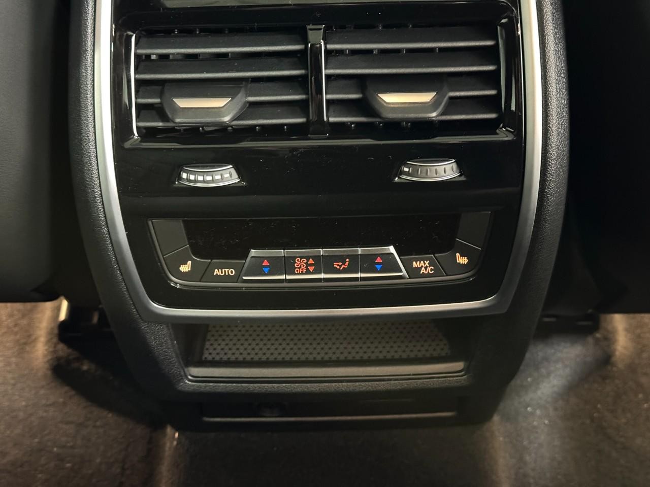 BMW X5 Vehicle Full-screen Gallery Image 11