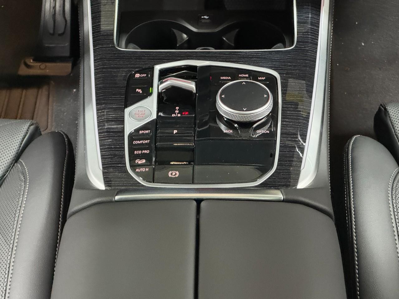 BMW X5 Vehicle Full-screen Gallery Image 16