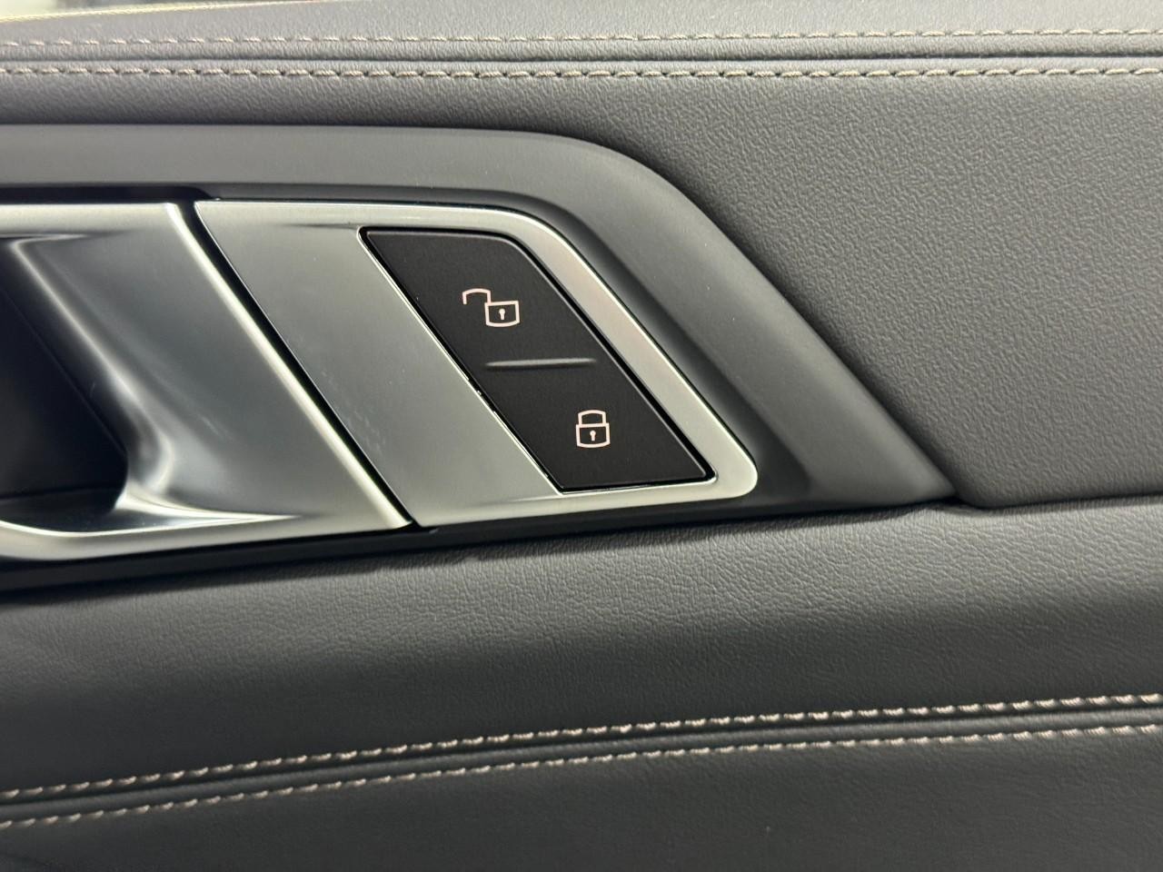 BMW X5 Vehicle Full-screen Gallery Image 21