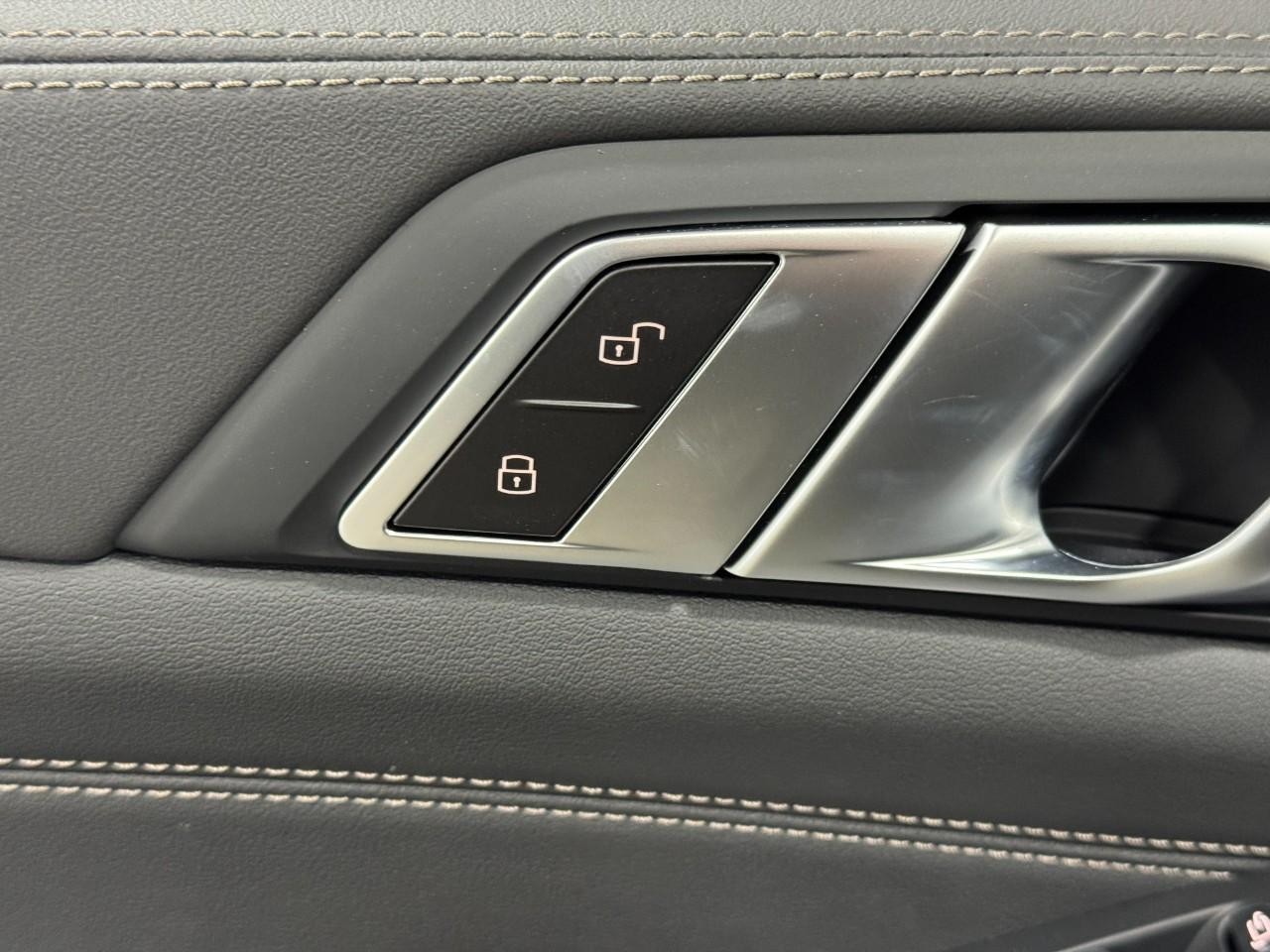 BMW X5 Vehicle Full-screen Gallery Image 25