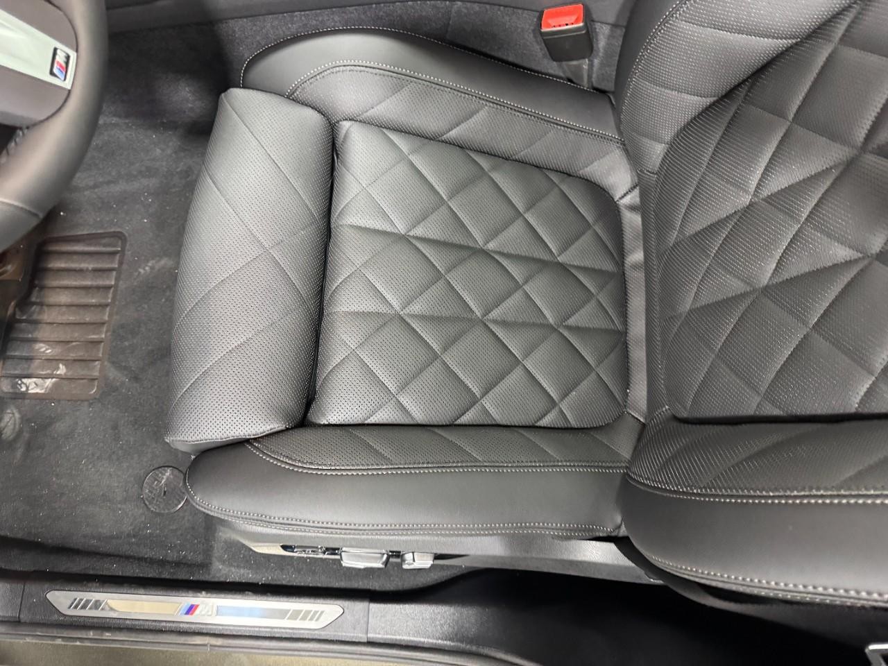 BMW X5 Vehicle Full-screen Gallery Image 28