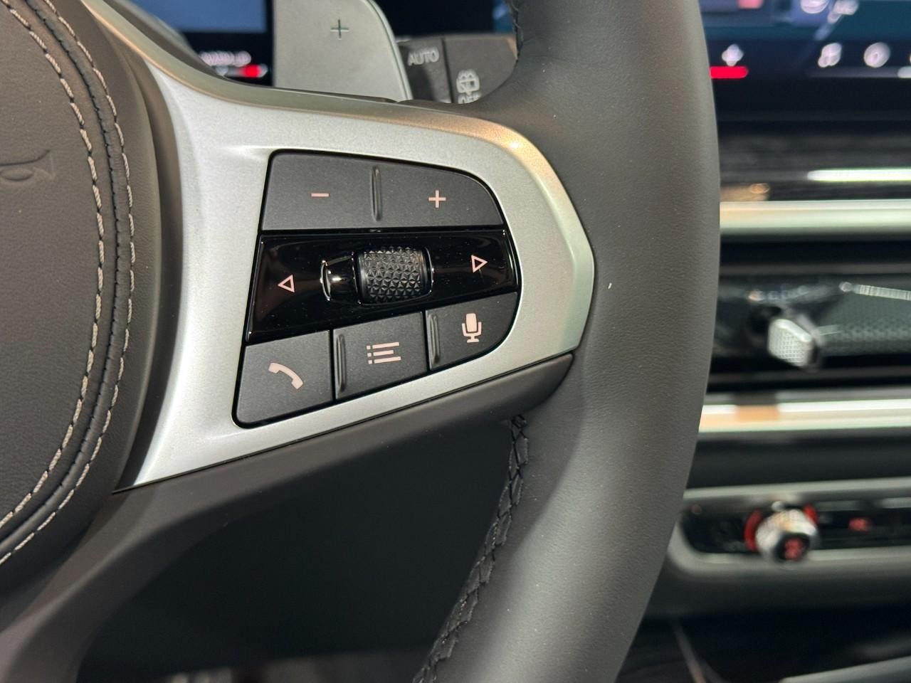 BMW X5 Vehicle Full-screen Gallery Image 32