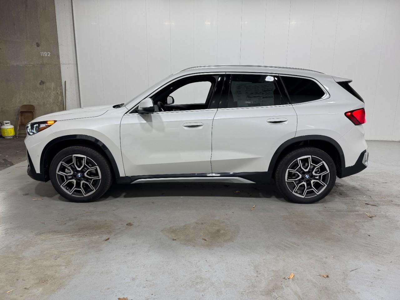 BMW X1 Vehicle Full-screen Gallery Image 2