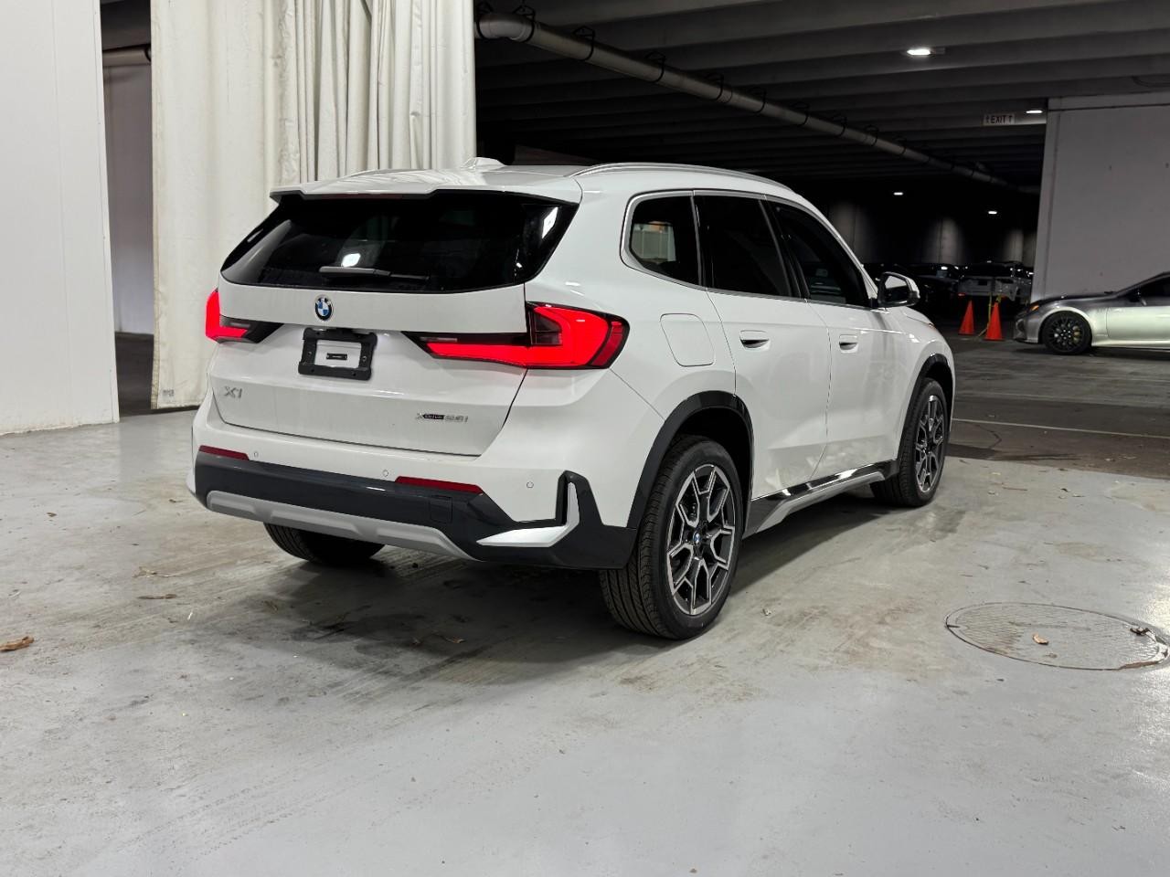 BMW X1 Vehicle Full-screen Gallery Image 4