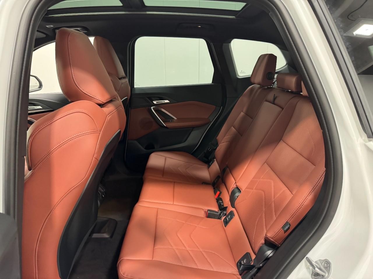 BMW X1 Vehicle Full-screen Gallery Image 8