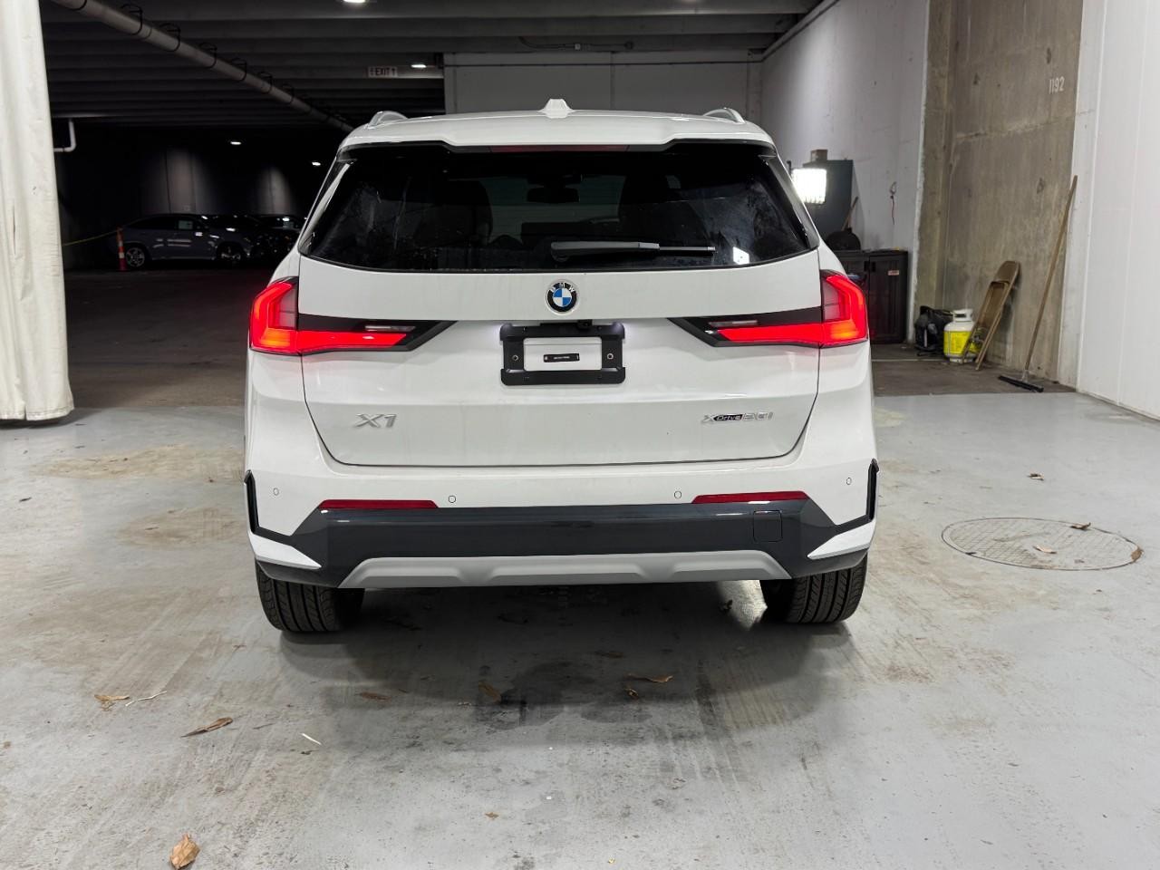 BMW X1 Vehicle Full-screen Gallery Image 9