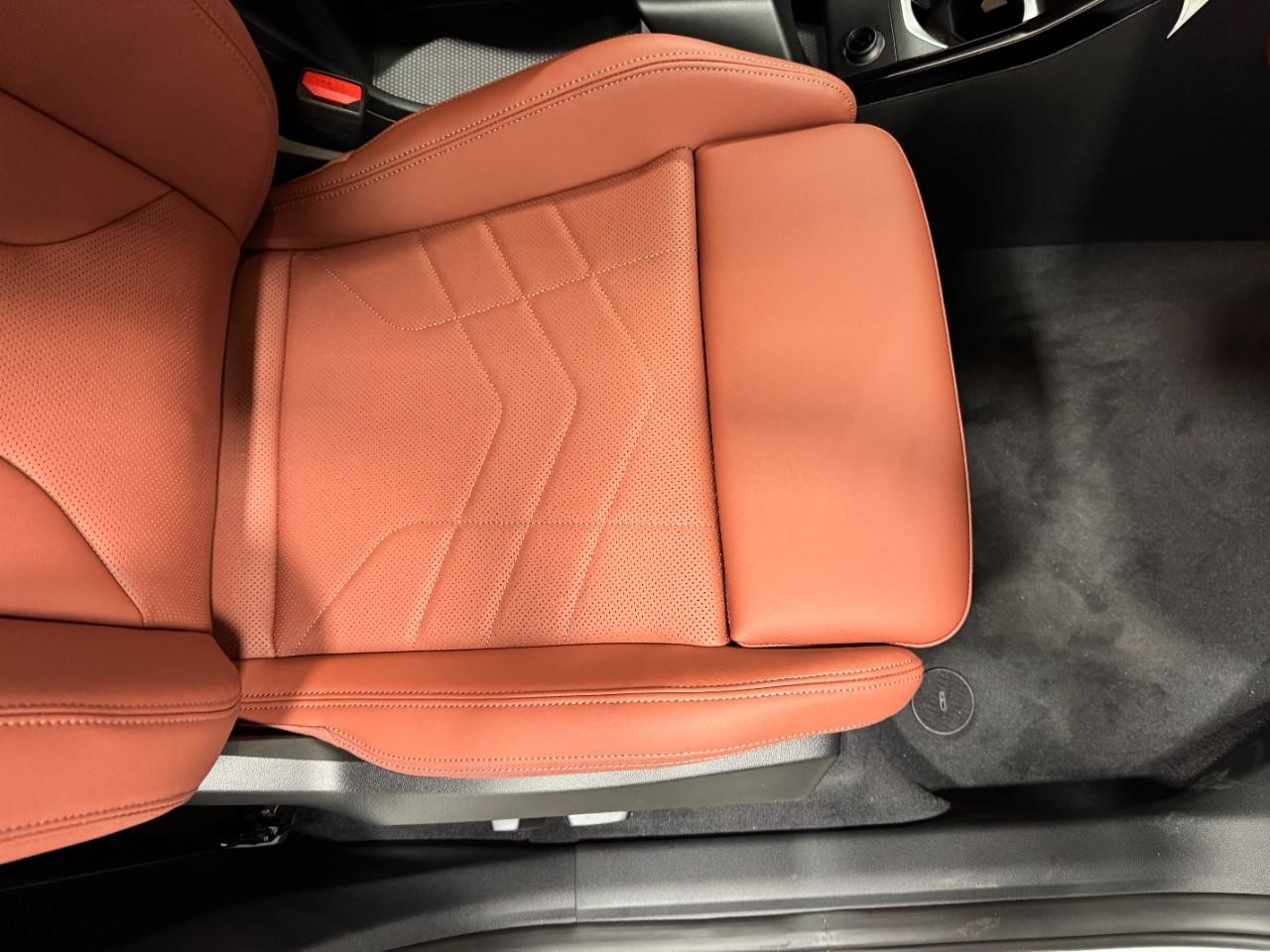 BMW X1 Vehicle Full-screen Gallery Image 18