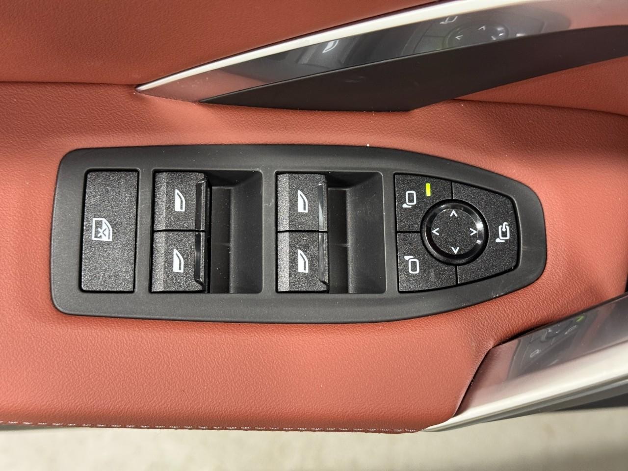 BMW X1 Vehicle Full-screen Gallery Image 23