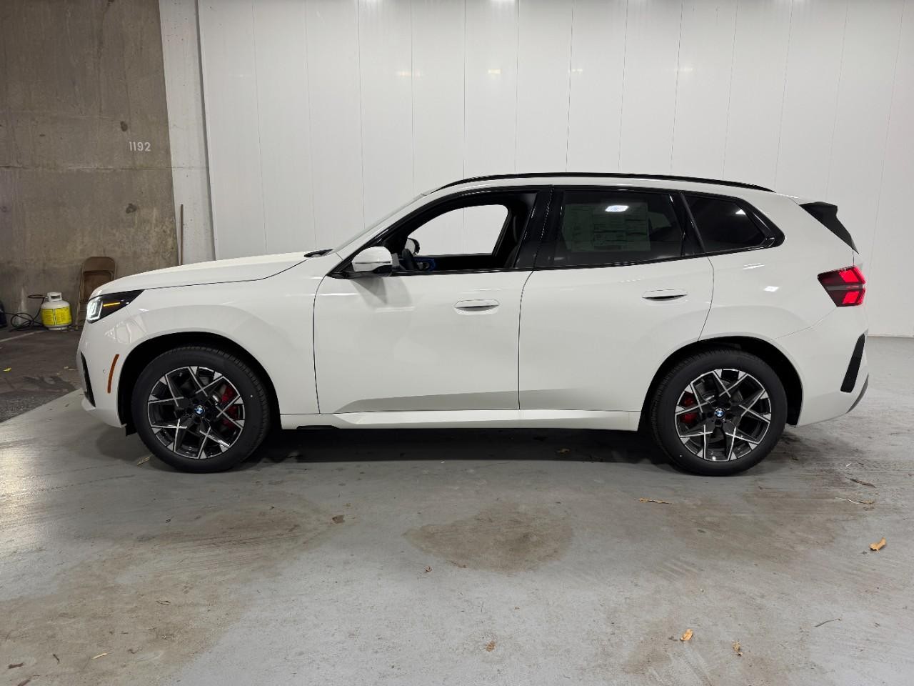 BMW X3 Vehicle Full-screen Gallery Image 2