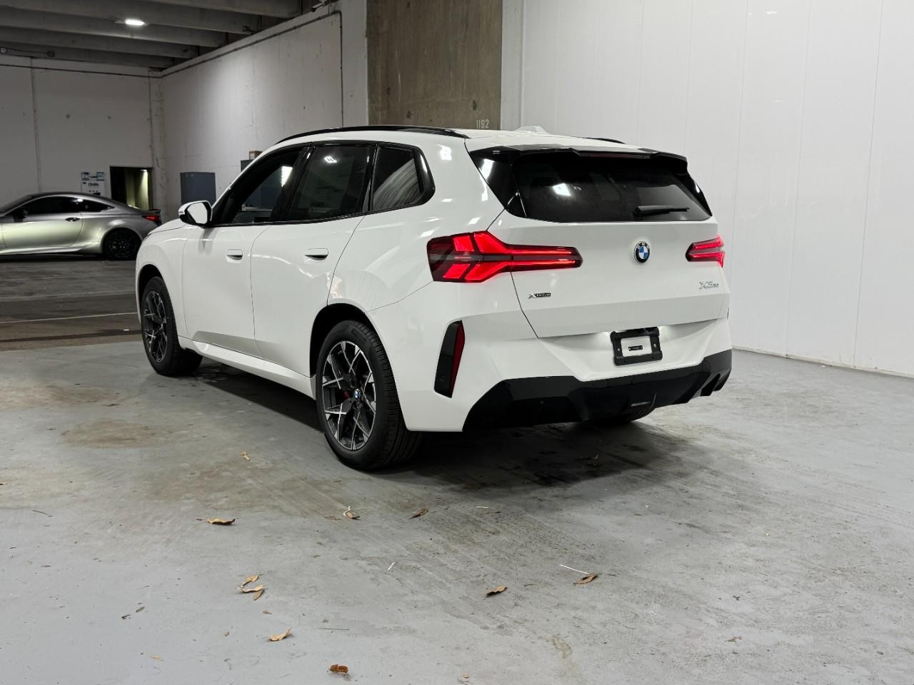 BMW X3 Vehicle Full-screen Gallery Image 3