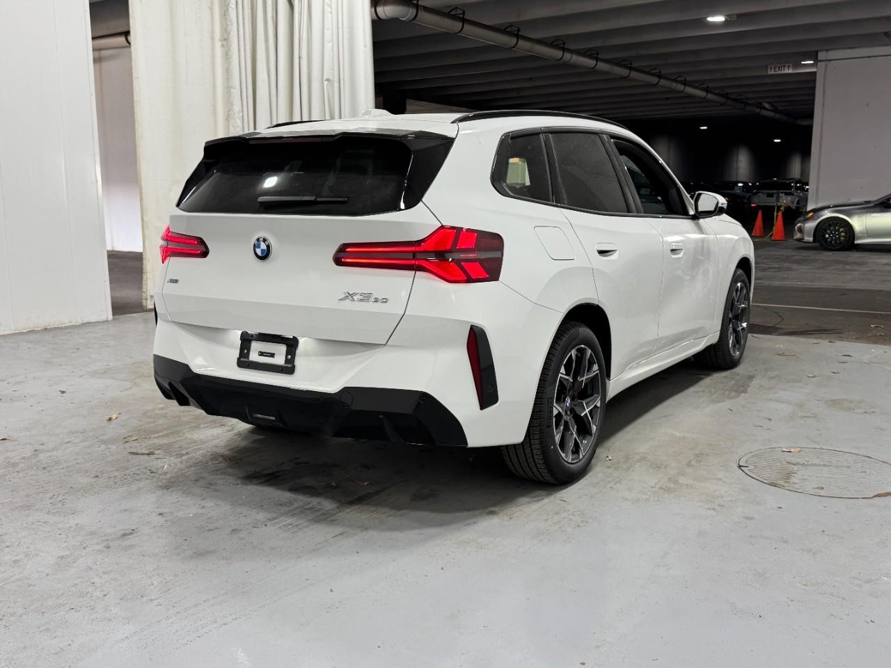 BMW X3 Vehicle Full-screen Gallery Image 4