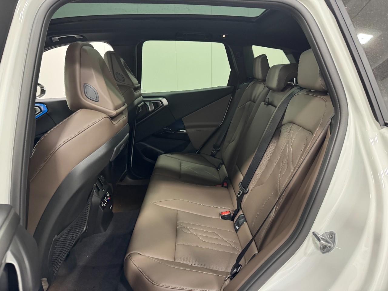 BMW X3 Vehicle Full-screen Gallery Image 8