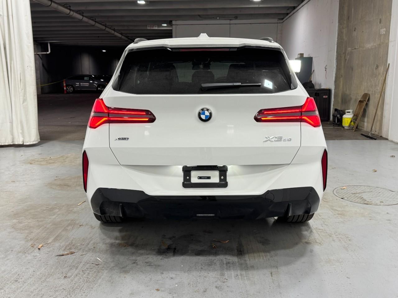BMW X3 Vehicle Full-screen Gallery Image 9