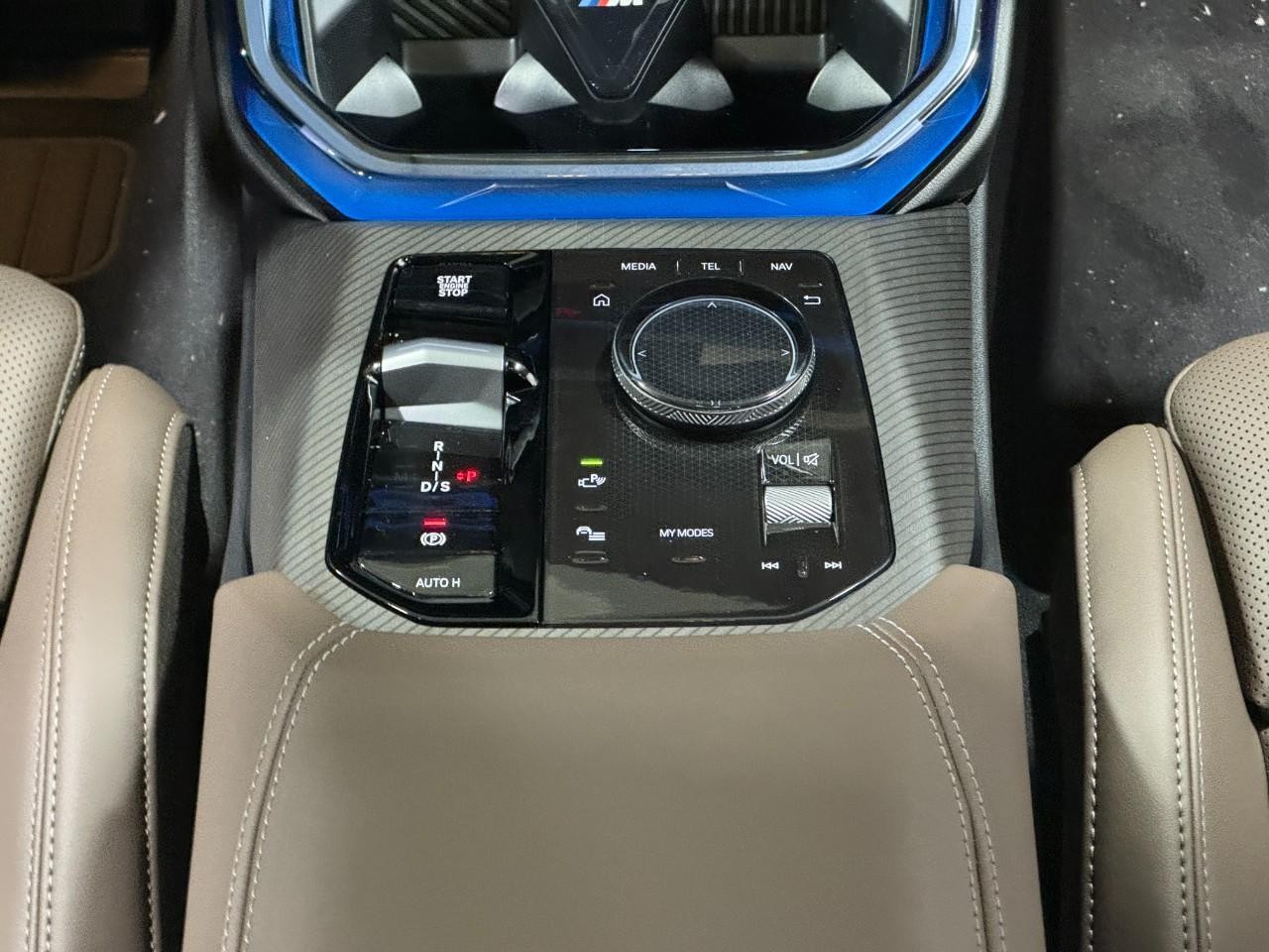 BMW X3 Vehicle Full-screen Gallery Image 16