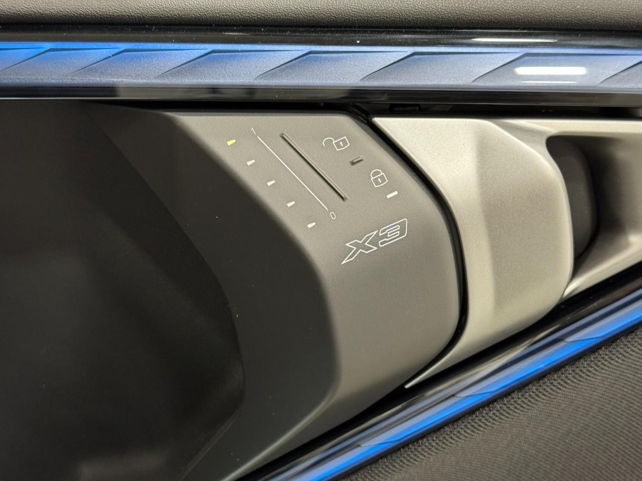 BMW X3 Vehicle Full-screen Gallery Image 21