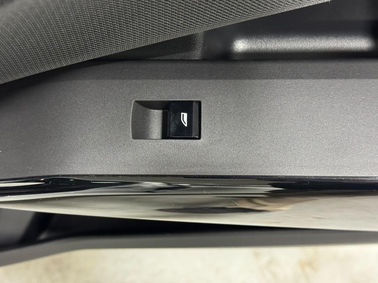 BMW X3 Vehicle Full-screen Gallery Image 22