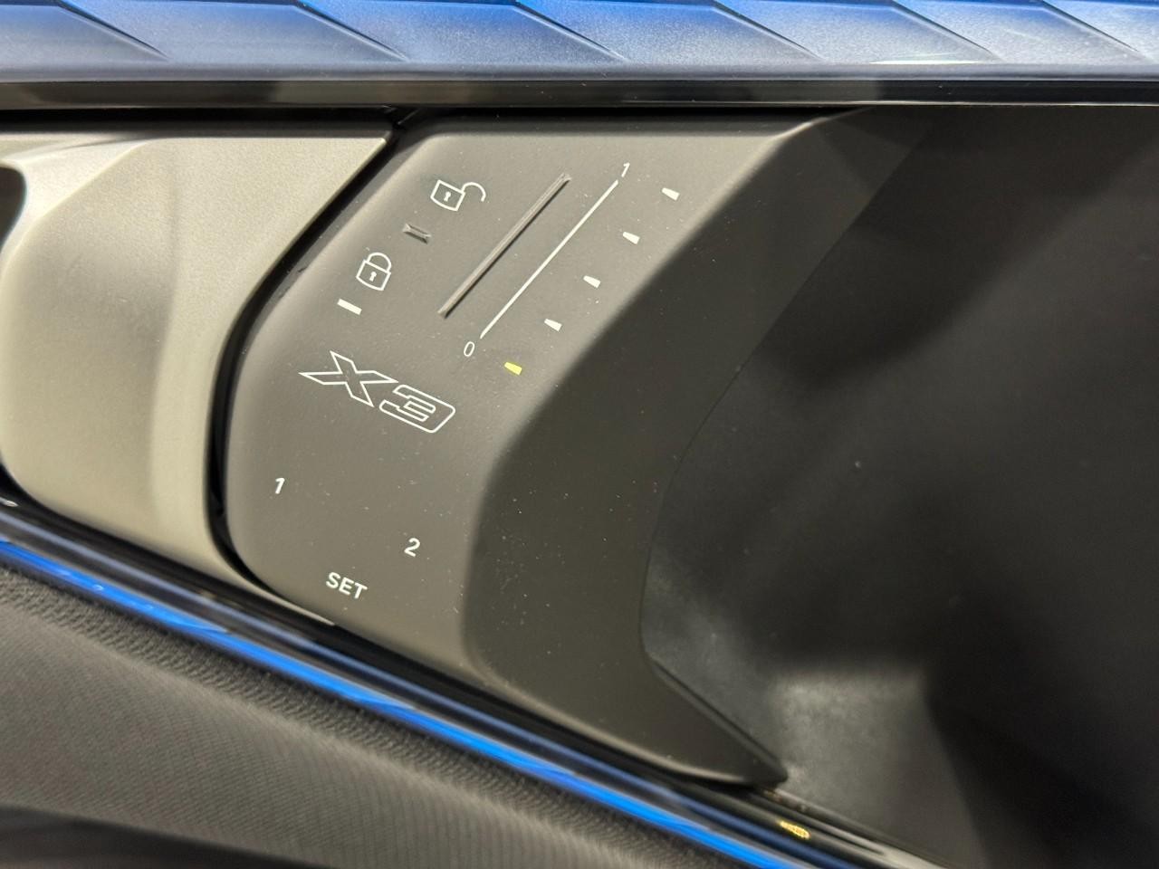 BMW X3 Vehicle Full-screen Gallery Image 23