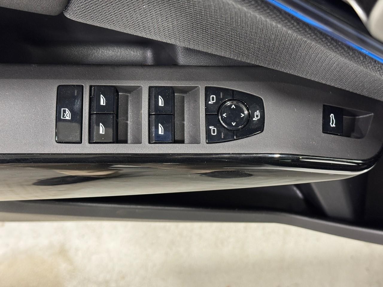 BMW X3 Vehicle Full-screen Gallery Image 24