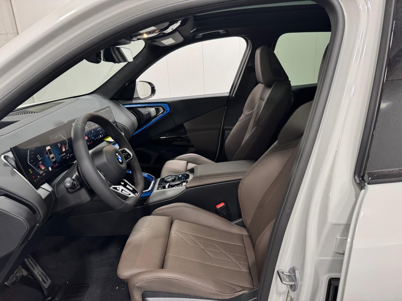 BMW X3 Vehicle Full-screen Gallery Image 25