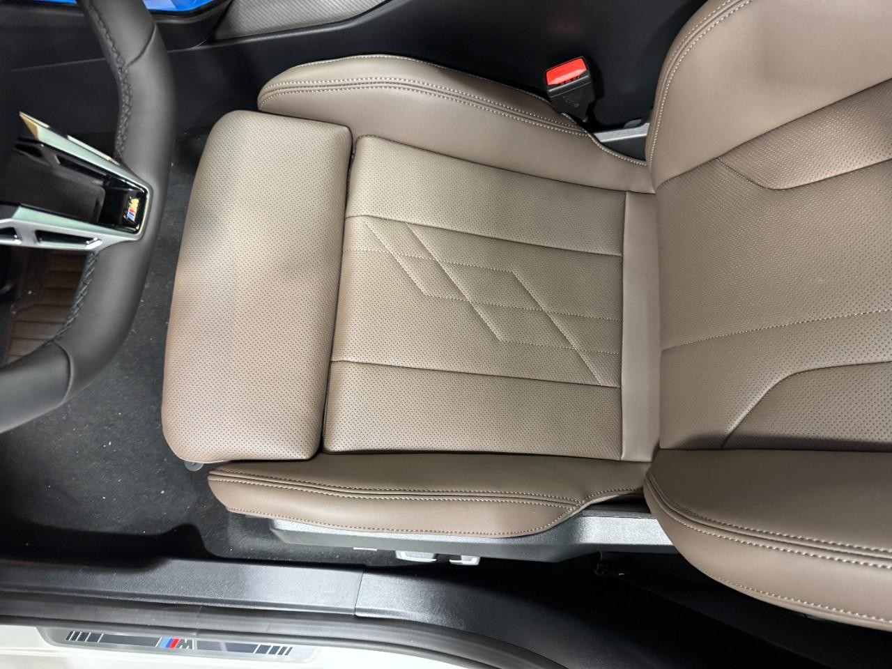 BMW X3 Vehicle Full-screen Gallery Image 26