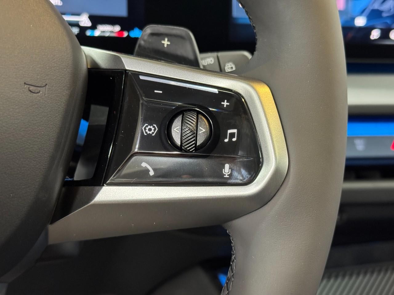 BMW X3 Vehicle Full-screen Gallery Image 29