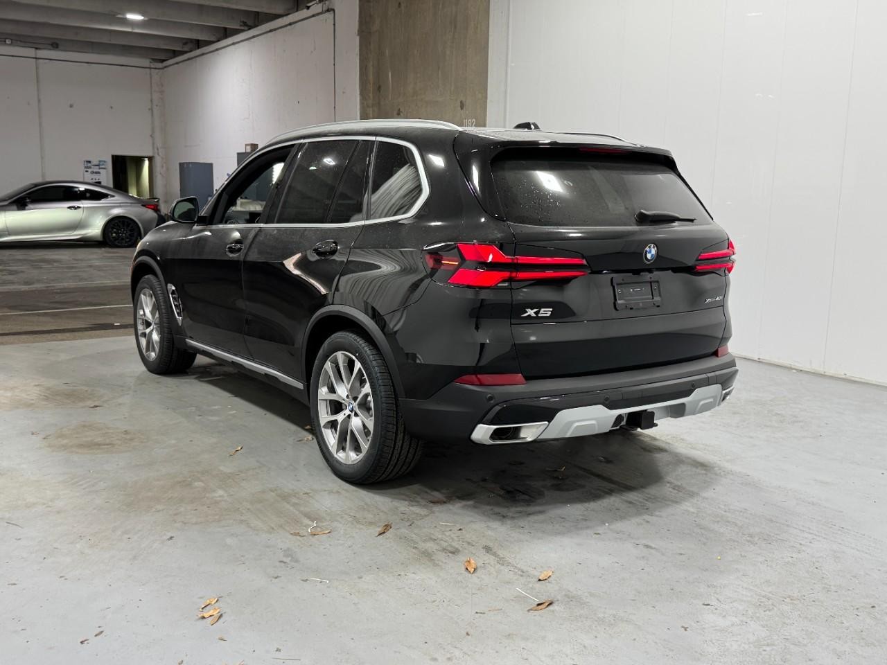 BMW X5 Vehicle Full-screen Gallery Image 3