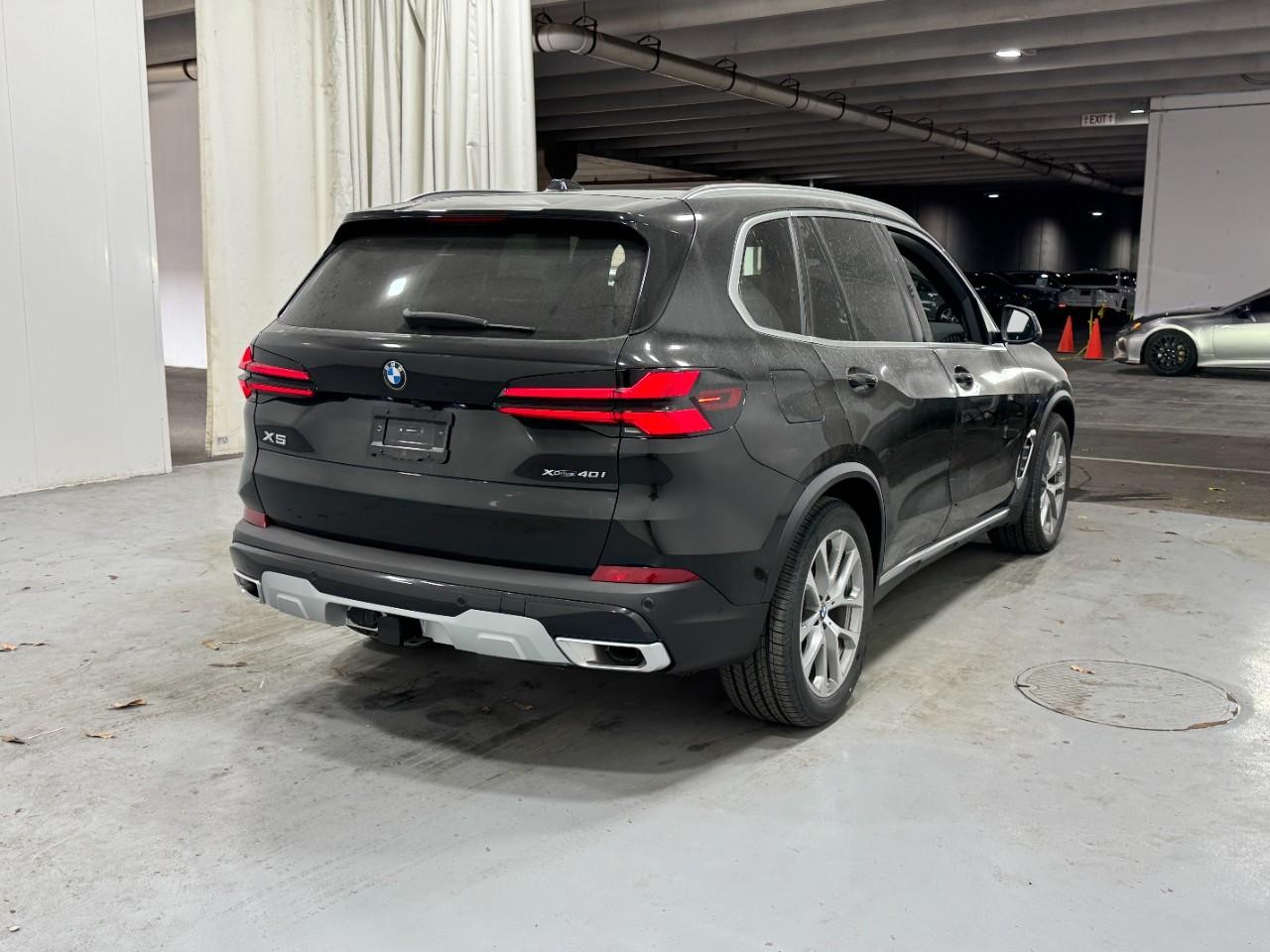 BMW X5 Vehicle Full-screen Gallery Image 4