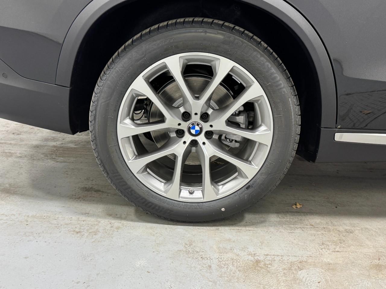 BMW X5 Vehicle Full-screen Gallery Image 5