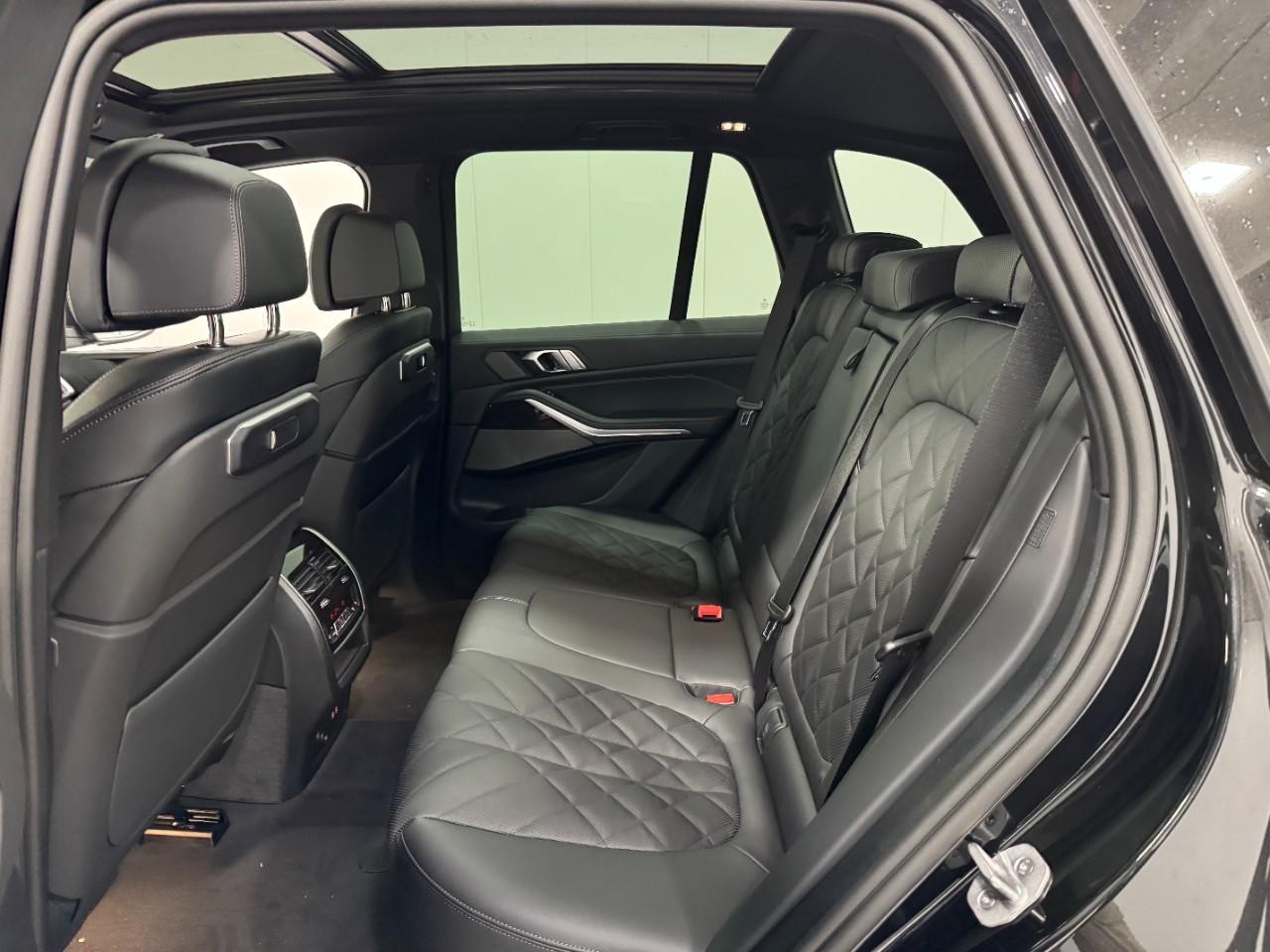 BMW X5 Vehicle Full-screen Gallery Image 8