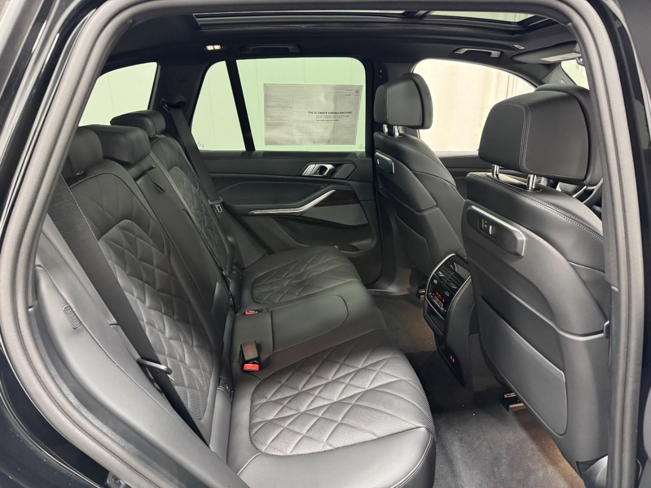 BMW X5 Vehicle Full-screen Gallery Image 10