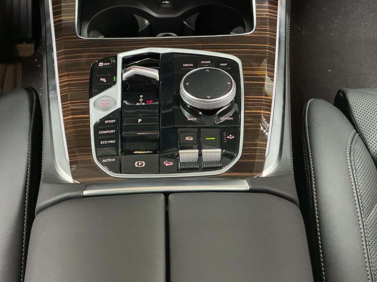 BMW X5 Vehicle Full-screen Gallery Image 16