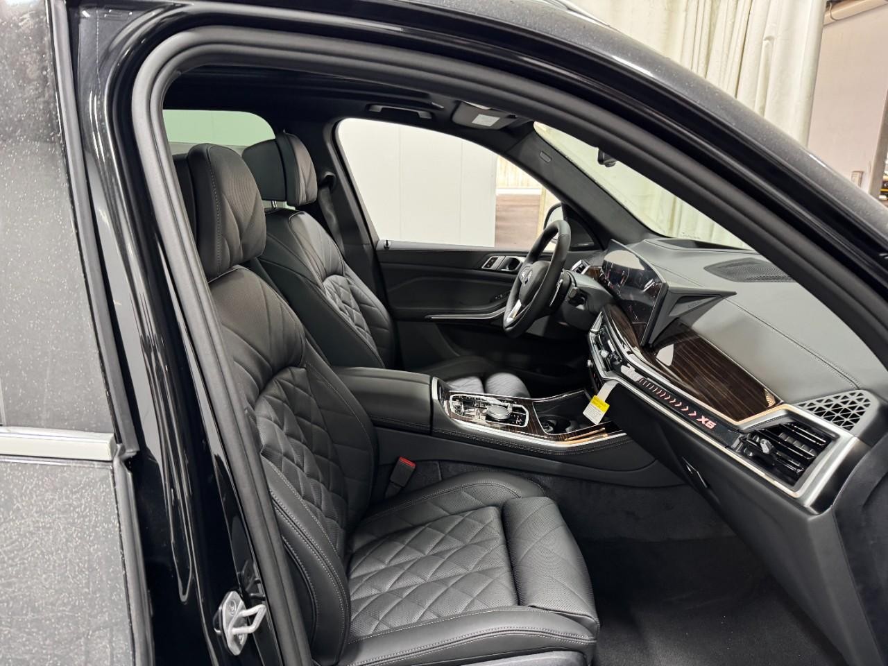 BMW X5 Vehicle Full-screen Gallery Image 18