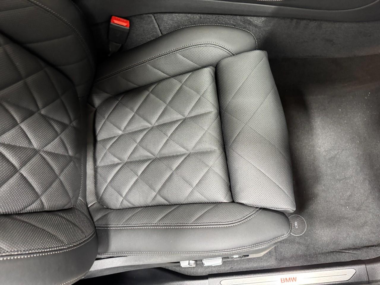 BMW X5 Vehicle Full-screen Gallery Image 19