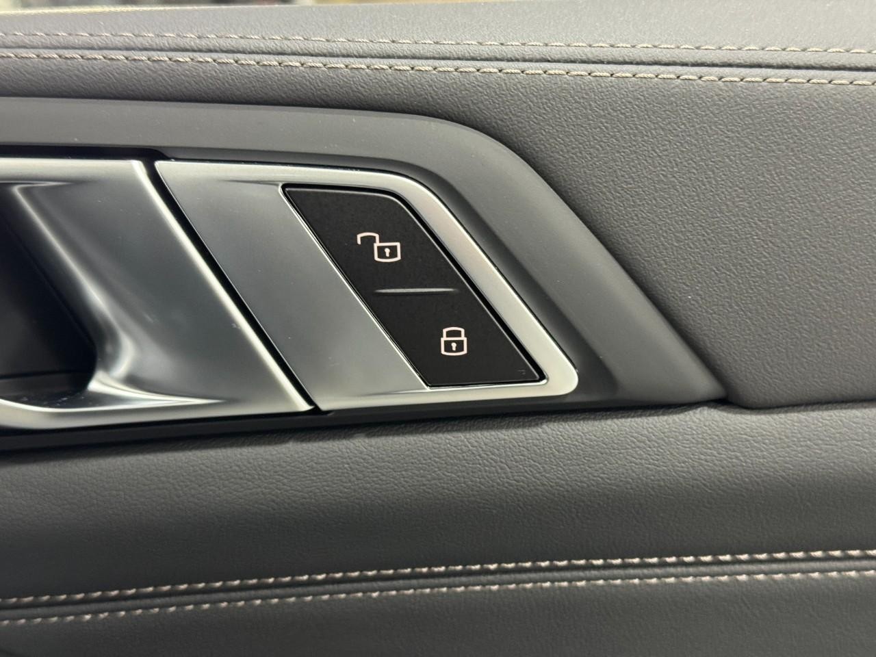 BMW X5 Vehicle Full-screen Gallery Image 21