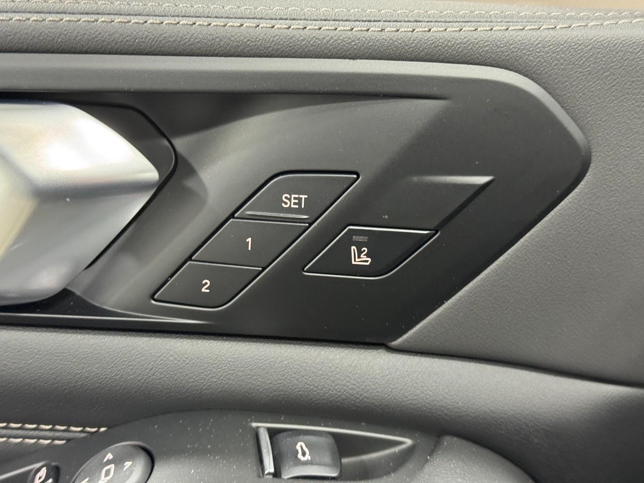 BMW X5 Vehicle Full-screen Gallery Image 24