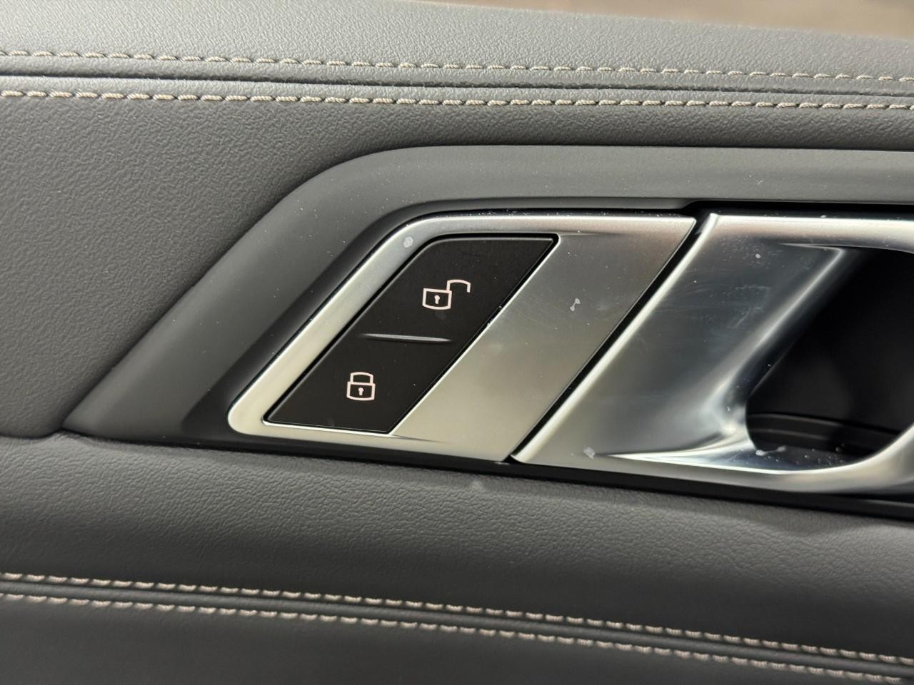 BMW X5 Vehicle Full-screen Gallery Image 25