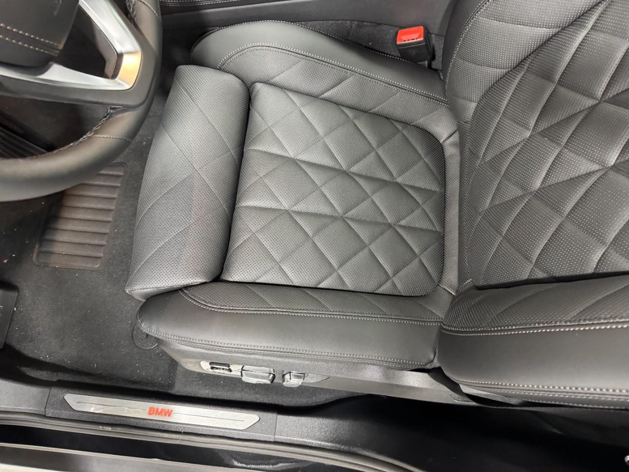 BMW X5 Vehicle Full-screen Gallery Image 28