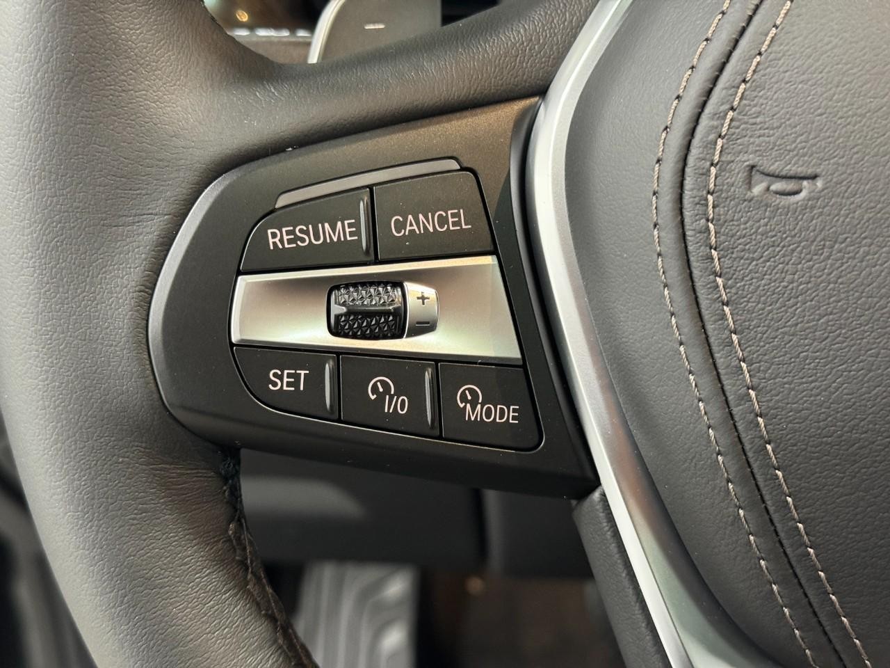 BMW X5 Vehicle Full-screen Gallery Image 31