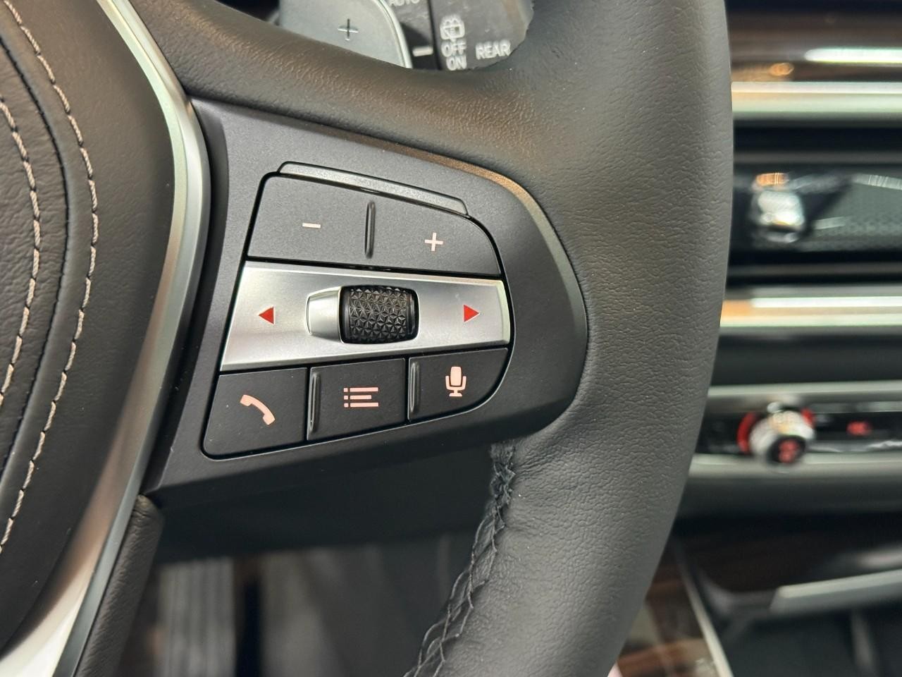 BMW X5 Vehicle Full-screen Gallery Image 32