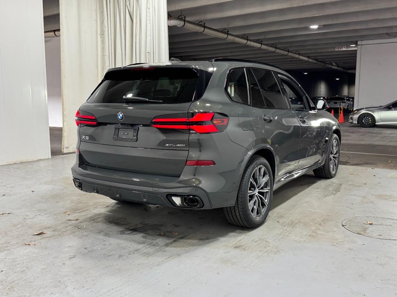 BMW X5 Vehicle Full-screen Gallery Image 4
