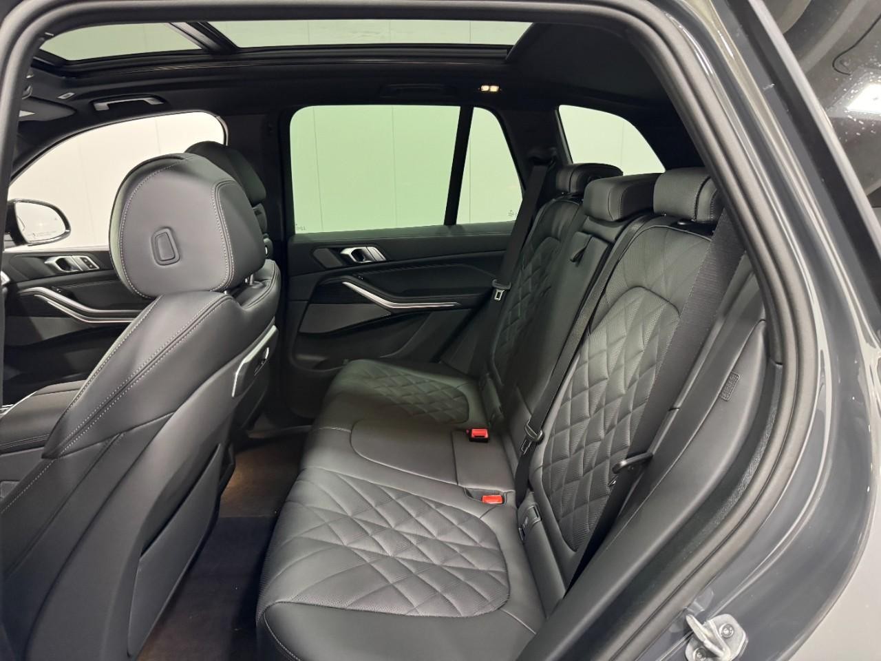 BMW X5 Vehicle Full-screen Gallery Image 8