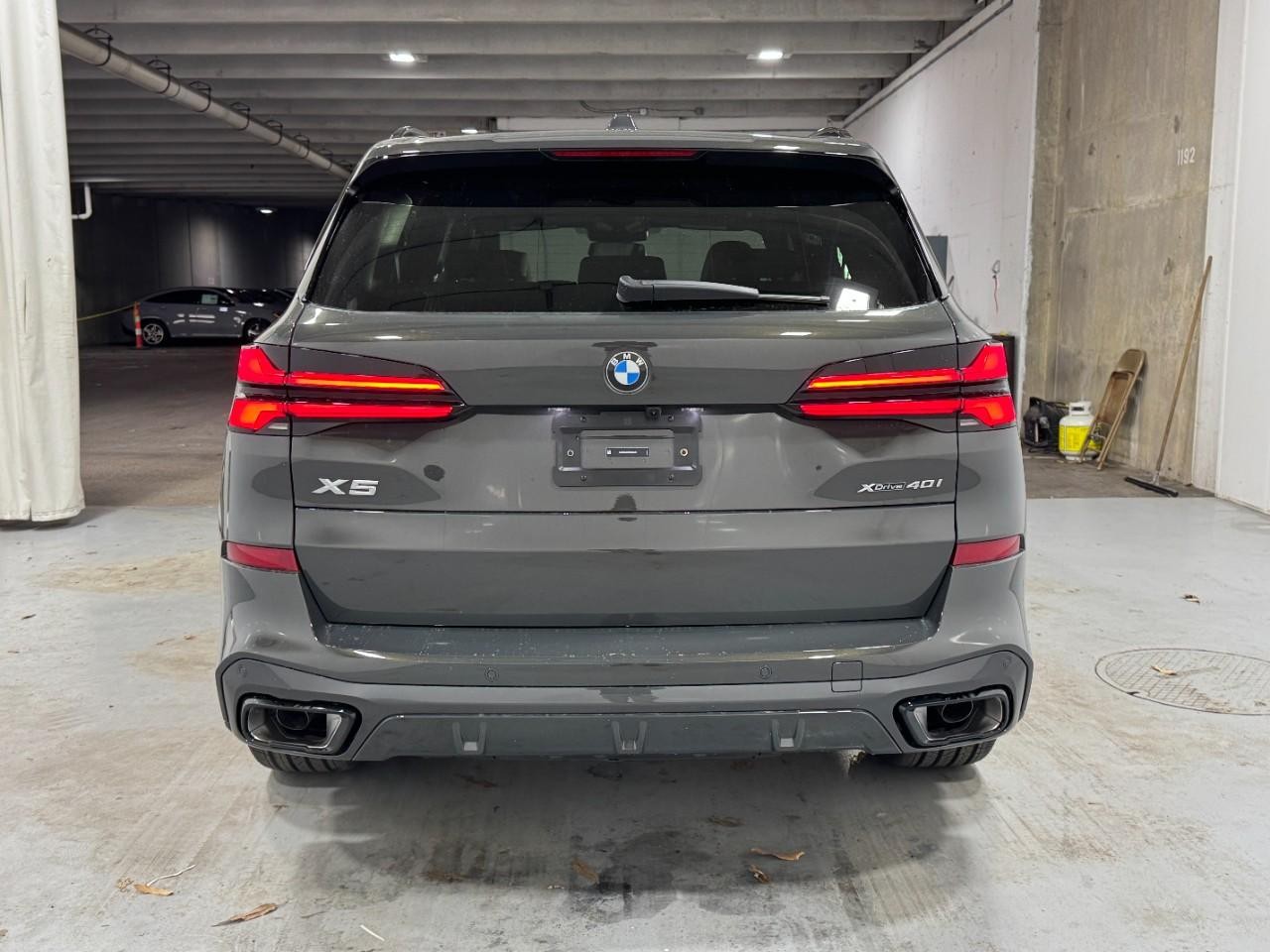 BMW X5 Vehicle Full-screen Gallery Image 9